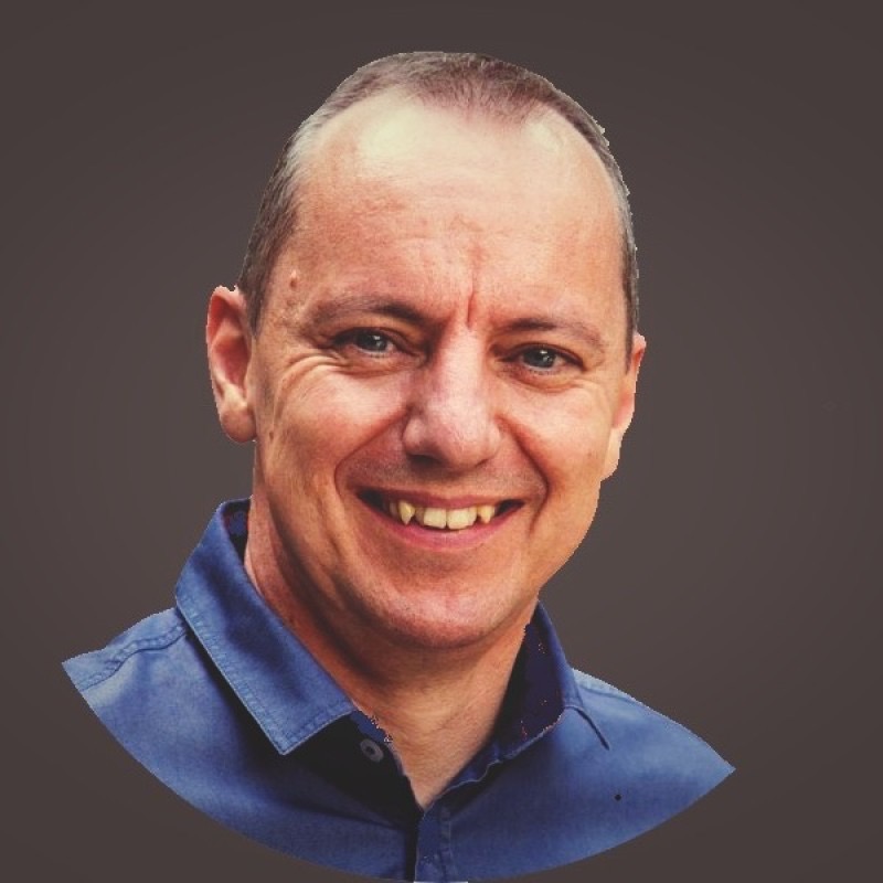 Homme souriant avec dents de vampire en costume bleu clair